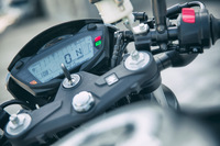 液晶メーターをはじめとした装備類は基本的に「SV650」と共通。スターターボタンを押しっぱなしにせずとも、ワンプッシュでエンジンを始動させてくれる「スズキイージースタートシステム」も搭載されている。