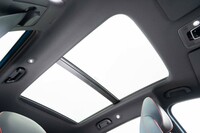 パノラマサンルーフも標準。このほかにスマートフォンの無接点充電器なども装備しながらの440万円は、お買い得に感じる。