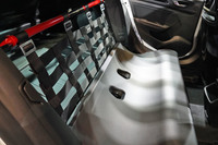 軽量化のためリアシートは取り払われている（リアドアは開閉可能）。