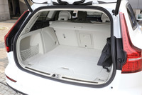 ラゲッジスペースの仕様は基本的にガソリン車と共通。PHEV化しても荷室が犠牲にならないのは、電動パワートレインの採用を念頭に開発された新世代プラットフォーム「SPA」の“なせるわざ”だ。