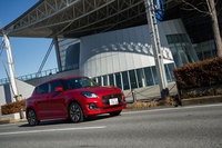 スズキの世界戦略を担うコンパクトカー「スイフト」。2004年に登場した先々代モデルにおいて、市場ごとに異なっていた車名がスイフトに統一された。