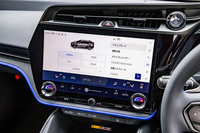 ドライブモードには「RZ450e」と同じく「NORMAL」「SPORT」「ECO」「RANGE」「CUSTOM」の全5種類が用意されている。選択や切り替えはタッチ式のセンタースクリーンで行える。