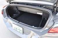 後席使用時の荷室容量は、オープン時（写真）で280リッター。ほろを上げれば350リッターにまで拡大できる。