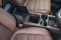 「CR-V」のセンターコンソールまわり。カップホルダー後方の収納部は、横向きにした2リッターのペットボトルがおさまるほどの大きさ。