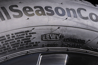 モデルロゴの下に描かれた「EVチェックマーク」。電気自動車にも最適化していることを示しているが、もちろんどんなパワートレインのクルマにも装着可能だ。