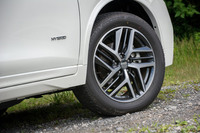 「モード・プレミア」専用の19インチアルミホイール。タイヤサイズは、通常のモデルが225/60R17（「20X」のみ225/60R18）なのに対し、225/55R19となっている。