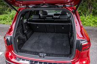 3列目シートを折りたたんだ荷室の様子。容量は3列目シート使用時が110リッター、2列目と3列目シートを倒すと容量を最大1620リッターに拡大できる。