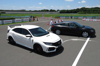 新型「シビック タイプR」と、新型「シビックセダン」をベースとした研究試作車。