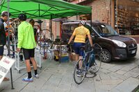 臨時で設営された有料応急修理テント。メカニックがパーツを載せてやってきたのは「フィアット・ドブロ」だった。