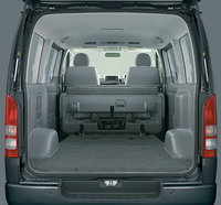 「ハイエース バン ロングボディー スーパーGL」の荷室（2004年）。ハイエースは車体構造を大々的に見直すことで、衝突安全性を高めつつ3000mmの最大荷室長も実現していた。