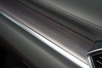 ダッシュボードやドアトリムの装飾パネルはグレードによって種類が異なり、とくに最上級グレードの「XD Lパッケージ」には、本物の木を素材とした「本杢（ほんもく）」のパネルが使用される。