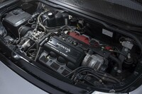 リアミドに横置きで積まれる3.2リッターV6 VTECユニット。モデルライフの途中で排気量が拡大されたが、4段AT車は最後まで3リッターのままだった。