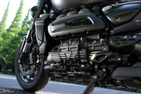 エンジンは排気量2458ccの直列3気筒。1気筒あたり800ccオーバーの容量を持つ豪快なユニットだ。今回の大幅改良により、最高出力は167PSから182PSに、最大トルクは221N・mから225N・mに高められた。