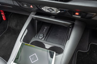 センターコンソールのポケットには、携帯端末の非接触充電装置を搭載。USB Type-Cソケットも、前席用に2つ、後席用にも2つ装備される。
