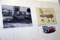 店内の壁には、「ベータ モンテカルロ」や、ファンミーティングで撮影された「ガンマ」の写真が貼られている。