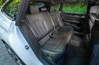 後席の足元空間の広さはご覧の通り。左右シートには電動リクライニング機構も備わっている。