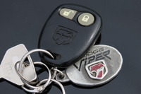 今回のトラブルではリモコンキーの操作をクルマが受け付けていないので、電源トラブルではない場合、リモコンキー（かその受信機）が壊れていることになる。