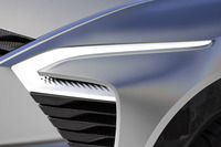 Vモーショングリルやブーメラン型ヘッドランプ（写真）など、日産ブランドの“シグネチャー”がそこかしこにちりばめられている。