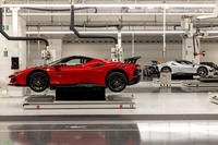 フェラーリの次世代プラント完成！ 新厩舎で生まれる「100％電動の跳ね馬」を予想する