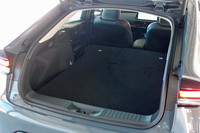 後席の背もたれを前方に倒し、荷室を最大化した様子。ハッチバックの「プリウス」は開口部も大きく、荷物の積み下ろし性に優れる。（写真は展示車両のもの）