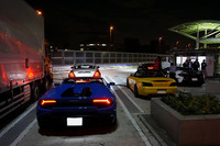 平日の夜の辰巳PA。そこはまるでスーパーカーショーの様相を呈していた。