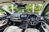 「X1」のインテリアデザインは、先に登場した「2シリーズ アクティブツアラー」と基本的に共通するもの。2枚の液晶パネルを一体化した「カーブドディスプレイ」や、浮遊したような「アイランド型センターコンソール」、縦置きのスマホ／タブレットホルダーの採用などが特徴だ。