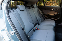 ホイールベースが変わっていないのでシートのサイズは先代モデルと変わらない。ただし、前席の背面の掘り込みが大きくなっているため、膝まわりにはだいぶゆとりが感じられる。