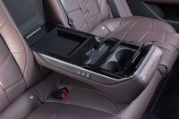 リアのセンターアームレストを展開するとカップホルダーなどとともにマッサージ機能のスイッチが姿を現す。メニューが3種類あるうえに、それぞれ3段階で強さを選べる。