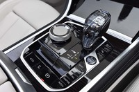 クリスタル製のシフトノブが目を引くセンターコンソール。周囲にはインフォテインメントシステムの操作スイッチ（写真中央）や、走行モードのセレクター（同右下）、ルーフの開閉スイッチ（同左下）などが並ぶ。