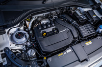 最高出力150PS/5000-6000rpm、最大トルク250N・m/1500-3500rpmを発生する1.5リッター直4ターボエンジンを搭載。WLTCモードの燃費値は15.5km/リッターと発表されている。