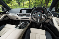 試乗車のインテリアは、メリノレザーのトリムやシート、ピアノブラックの装飾パネルと、BMW Individualのオプションがてんこ盛りとなっていた。