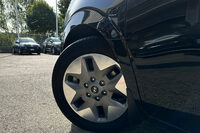 ホイールは18インチ。「ラクシュリー」用と「ワゴン」用（写真）の2種が用意されている。