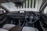 最新世代のマツダ車に共通するテイストでデザインされたインテリア。“人とクルマの一体感”を重視し、ドライバー中心にステアリングホイールやペダルを配置したという。