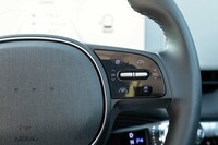 「アイオニック5」にはACCや車線逸脱防止機能といった運転支援システムが備わる。写真はステアリングスポーク部に配置されたACCのスイッチ。