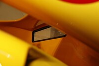 前部キャビンには小さなリアウィンドウが設けられている。