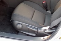 「骨盤を立てて座るためには、ランバーサポートで背中と骨盤を矯正するのではなく、大腿（だいたい）部を下方からしっかり支持することが重要」とマツダは説明する。新型「マツダ3」には、その調節機構（写真では座面前方に見られる円形のダイヤル。グレードにより電動または手動）が備わる。