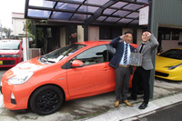 カーリンクのG君（写真右）と社長さん（同左）。トヨタの「アクア」や「シエンタ」、そして「BMW 320d」を高価買い取りしてもらった。クルマはカネじゃない、信頼だ！
	 