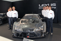 SUPER GT GT500クラスに参戦する、新型「レクサスLC500」とドライバーたち。