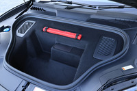 ボンネット下には“フランク”と呼ばれる容量84リッターの収納スペースも用意される。使用頻度の少ない道具類や、外出先で使える「ポルシェモバイルチャージャー」などを収めることができる。