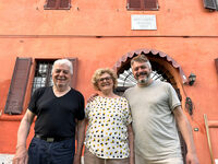 コレッティ家の人々。左からチェーザレさん、妻のマリアさん、そして子息のマッティーアさん。