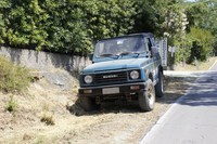 エルバ島で2019年に撮影。「ジムニー」の従来モデルは、徹底的といえるほどオーナーに寄り添っている感を漂わせていることがある。