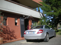 以下は、エリザベッタ先生の歯科医院における十数年来の定点観測。「BMW Z3」から乗り換えたという「メルセデス・ベンツSLKクラス」。2009年に撮影。