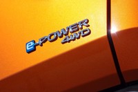 「ノートAUTECHクロスオーバー」にはFF車のほか4WD車も設定される。ベースモデルの「ノートX FOUR」と同様、前後合計2基のモーターを緻密に制御し、さまざまな路面状況に対応する。