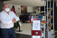 こちらにも消毒ジェルが。「社会的距離」の数字が貼り替えられているところに、次々と変更される条例に追従する難しさがうかがえる。