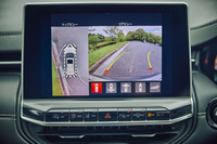 センターディスプレイはタッチパネル式ながら、利便性に配慮し物理スイッチと組み合わされているのがポイント。音声コマンド機能も備わっている。写真に見られるアラウンドビュー機能も安心につながる。