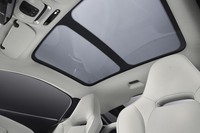 外光の透過率を変えられるエレクトロミックパノラマルーフも、オプションとして用意される。