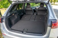 後席の背もたれをすべて倒したときの荷室容量は1540リッター。床面は見事なまでにフラットになる。