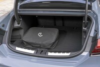 後席使用時の荷室容量は405リッター。写真中央に見える荷物は、普通充電用のケーブルセット。