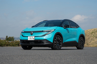 まずは新型「日産リーフ」をドライブ。2025年10月に発表された3代目で、グレードは容量78kWのリチウムイオンバッテリーを積んだ「B7 G」。