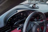 メーター用の液晶スクリーンは湾曲した形状が面白い。カウルレスデザインのため、表面には偏光フィルターが蒸着されている。